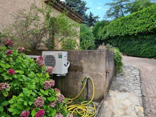 Vente&#x20;et&#x20;installation&#x20;de&#x20;la&#x20;PAC&#x20;air&#x2F;eau&#x20;HITACHI&#x20;YUTAKI&#x20;S&#x20;COMBI&#x20;2.0&#x20;&#x00E0;&#x20;Saint&#x20;Martin&#x20;du&#x20;Var